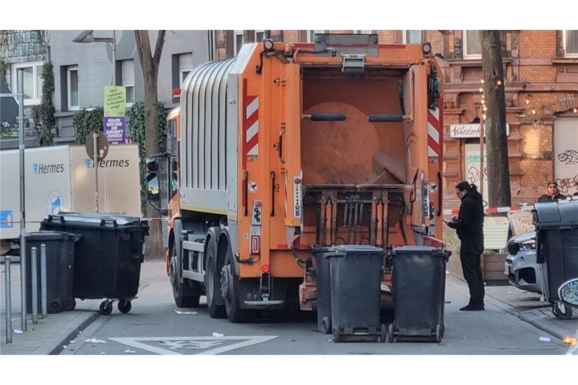 Verpuffung an Müllfahrzeug -Sprengstoff-Experten im Einsatz An dem Müllfahrzeug kam es zu einer Verpuffung.