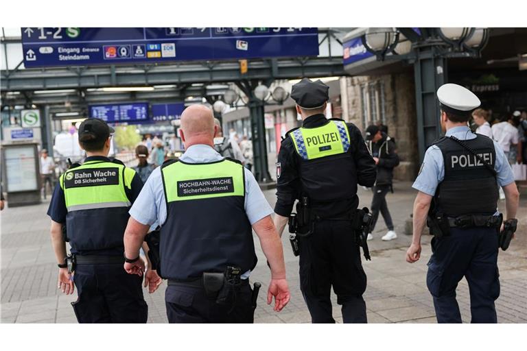 An den Bahnhöfen wollen Bundespolizei und DB Sicherheit gemeinsam die Präsenz erhöhen, um Straftaten vorzubeugen und das Sicherheitsgefühl der Reisenden zu stärken. (Archivfoto)