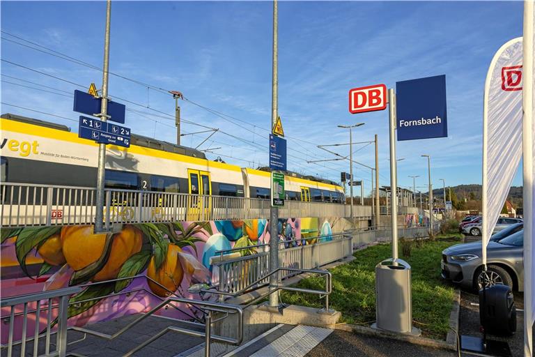 An den Bahnsteigen entlang der Murrbahn ist in den vergangenen Monaten einiges passiert: Sie wurden teilweise verlängert und so wie hier in Fornsbach optisch aufgewertet. Ein Ausbau der Strecke an sich scheint allerdings noch in weiter Ferne zu sein. Archivfoto: Alexander Becher