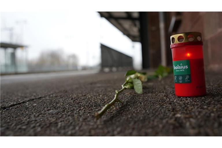 An den getöteten Zugbegleiter wird am Bahnhof Landstuhl erinnert.