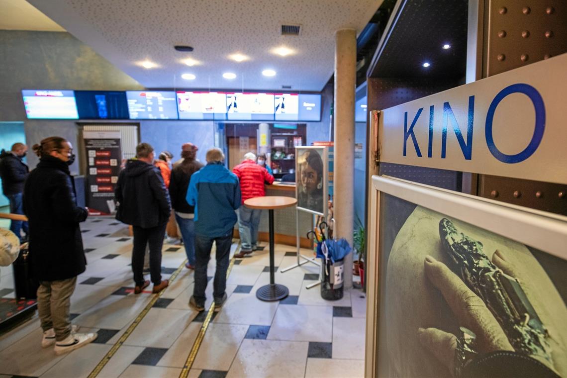 An den Kinokassen in Backnang ist wieder mehr los. Vor allem für den neuen Bond-Film verkaufen sich zahlreiche Tickets. Foto: A. Becher