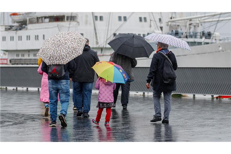 An den Küsten ist auch am Sonntag noch mit Regen und Sturm zu rechnen.