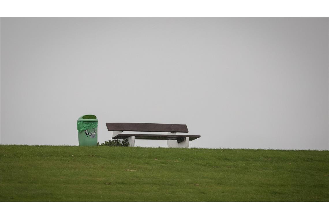 An den Küsten kann es zum Wochenbeginn stürmisch werden. (Symbolbild)