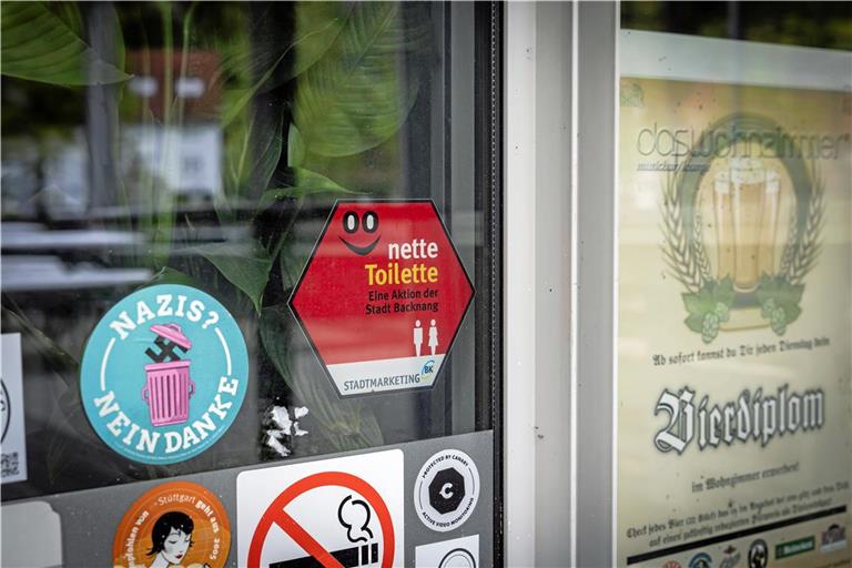 An den meisten Einrichtungen weist so wie hier am Wohnzimmer ein Aufkleber am Eingang auf die „nette Toilette“ hin. Fotos: Alexander Becher