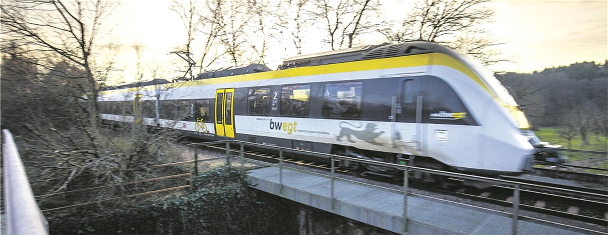 „Es gibt noch viel zu tun auf der Schiene“ An den neuen Zügen werden der Komfort mit den großzügigen Mehrzweckbereichen und die barrierefreien Einstiegsmöglichkeiten für Rollstuhlfahrer und Reisende mit Kinderwagen an allen Bahnsteigen mit einer Höhe von 76 Zentimetern gelobt. Foto: A. Becher
