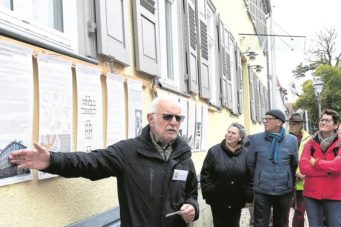 Naturfreunde begeben sich an Orte der Taten An den Orten der Tat: Heinrich Lindauer erläutert vor der ehemaligen KZ-Kommandantur stehend die Geschichte des Welzheimer Lagers. Im Wald bei Welzheim hat man im Henkersteinbruch ein Mahnmal aus zwölf roten Stelen errichtet. Fotos: J. Fiedler