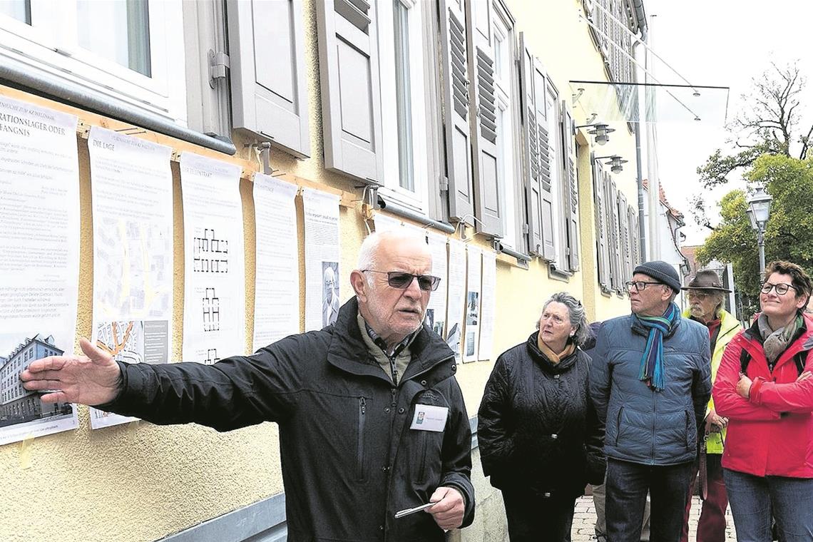 An den Orten der Tat: Heinrich Lindauer erläutert vor der ehemaligen KZ-Kommandantur stehend die Geschichte des Welzheimer Lagers. Im Wald bei Welzheim hat man im Henkersteinbruch ein Mahnmal aus zwölf roten Stelen errichtet. Fotos: J. Fiedler