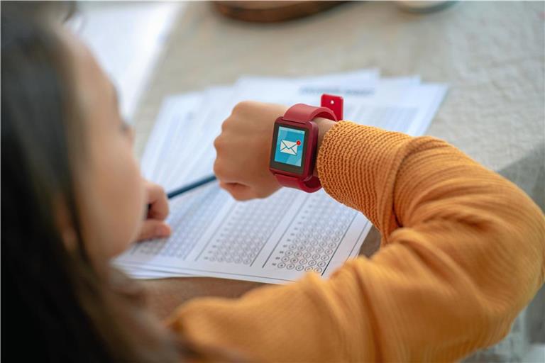 An den Schulen gelten für Smartwatches während der Schulzeit strenge Regeln. Foto: Adobe Stock/zinkevych