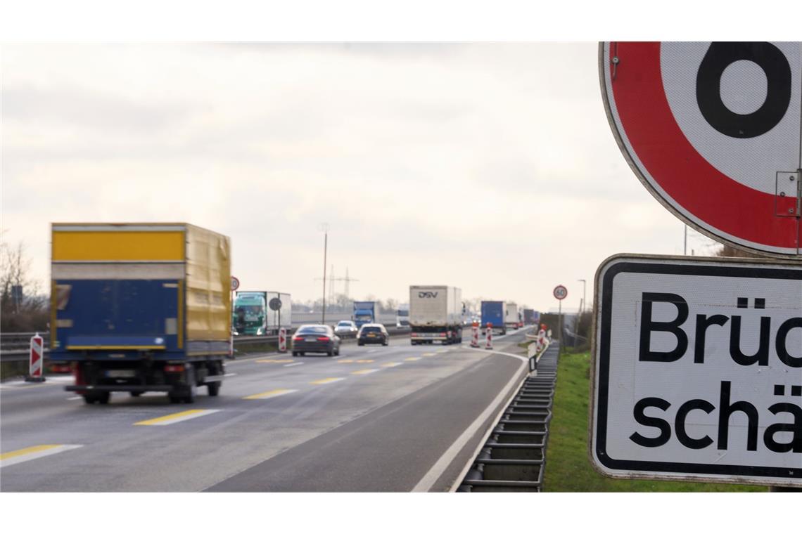 Mann in Badehose läuft auf Standstreifen neben A61 An der A61 hat die Polizei einen Mann in Badehose aufgegriffen (Symbolbild)