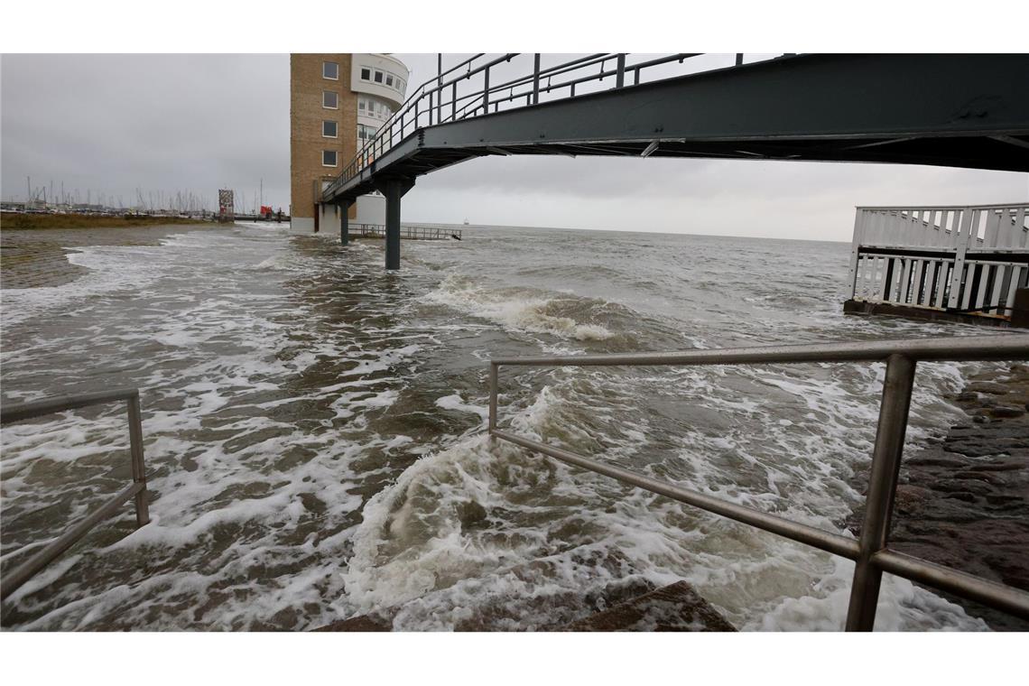 An der Alten Liebe überschwemmt die Nordsee bei einer Sturmflut das Hafengebiet.