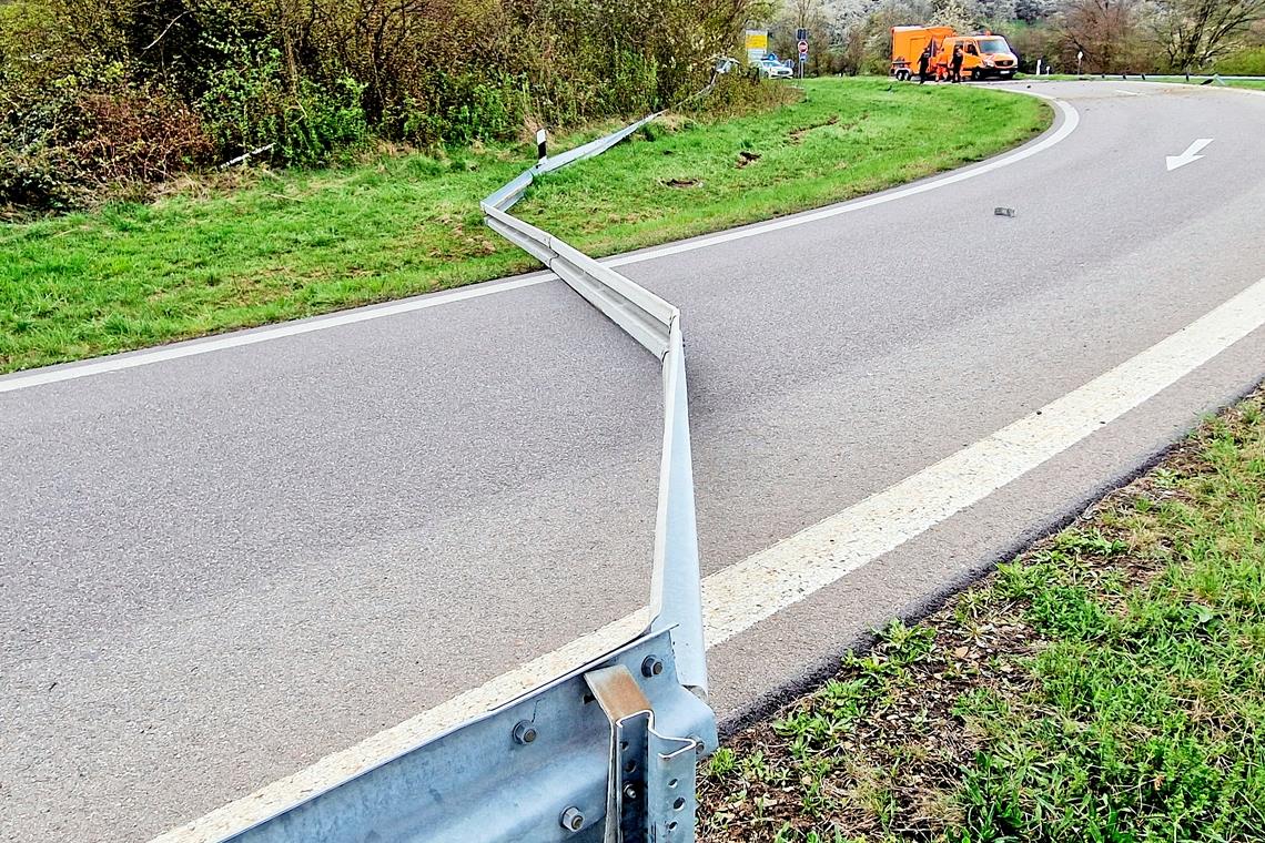 Metallteile liegen an der B 14 auf der Straße An der Anschlussstelle Schwaikheim der B 14 bei Korb wurden durch einen Unfall am Sonntag Teile der Leitplanke auf die Fahrbahn geschleudert. Foto: B. Beytekin