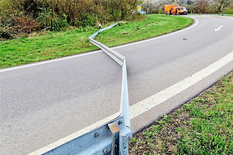 An der Anschlussstelle Schwaikheim der B 14 bei Korb wurden durch einen Unfall am Sonntag Teile der Leitplanke auf die Fahrbahn geschleudert. Foto: B. Beytekin