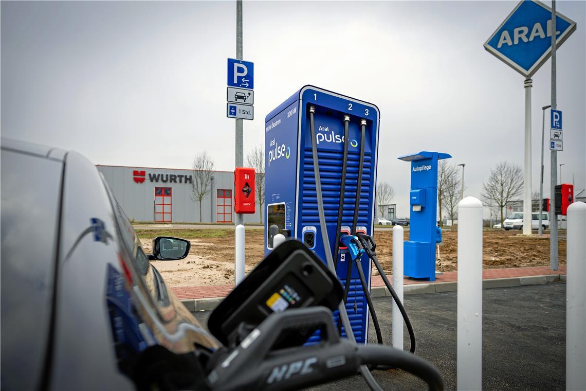Ladesäulennetz in Backnang hat noch viele Lücken An der Aral-Tankstelle in den Lerchenäckern ist erst kürzlich eine Schnellladeeinrichtung in Betrieb genommen worden. Foto: Alexander Becher
