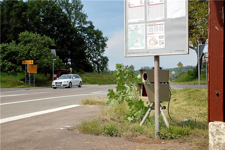 An der B 14 in Höhe der Fischbachtalabfahrt bei Sulzbach an der Murr waren die Messanlagen aufgebaut, denen gestern aber kaum jemand ins Netz ging. Fotos: J. Fiedler