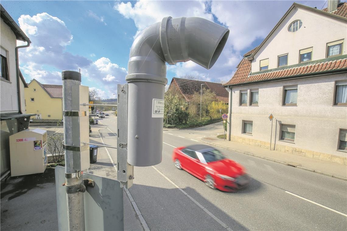 Messstation auf Probe An der B14 in Oppenweiler werden seit Anfang des Jahres die Stickstoffdioxidwerte der Luft erhoben. Foto: A. Becher