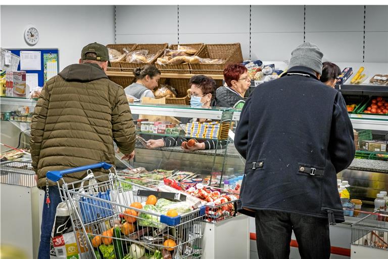 An der Backnanger Tafel herrscht Hochbetrieb wie seit vielen Jahren nicht. Wenn alles teurer wird, Strom, Miete, Heizung, Essen, dann müssen vor allem Menschen mit geringen Einkommen bei den Ausgaben auf jeden Cent achten. Foto: Alexander Becher