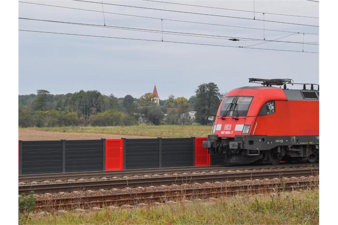 Bahn will Lärmschutzsanierungen bis 2050 abschließen An der Bahnstrecke Berlin - Frankfurt (Oder) wird eine niedrige Lärmschutzwand getestet. Foto: Patrick Pleul/dpa-Zentralbild/dpa