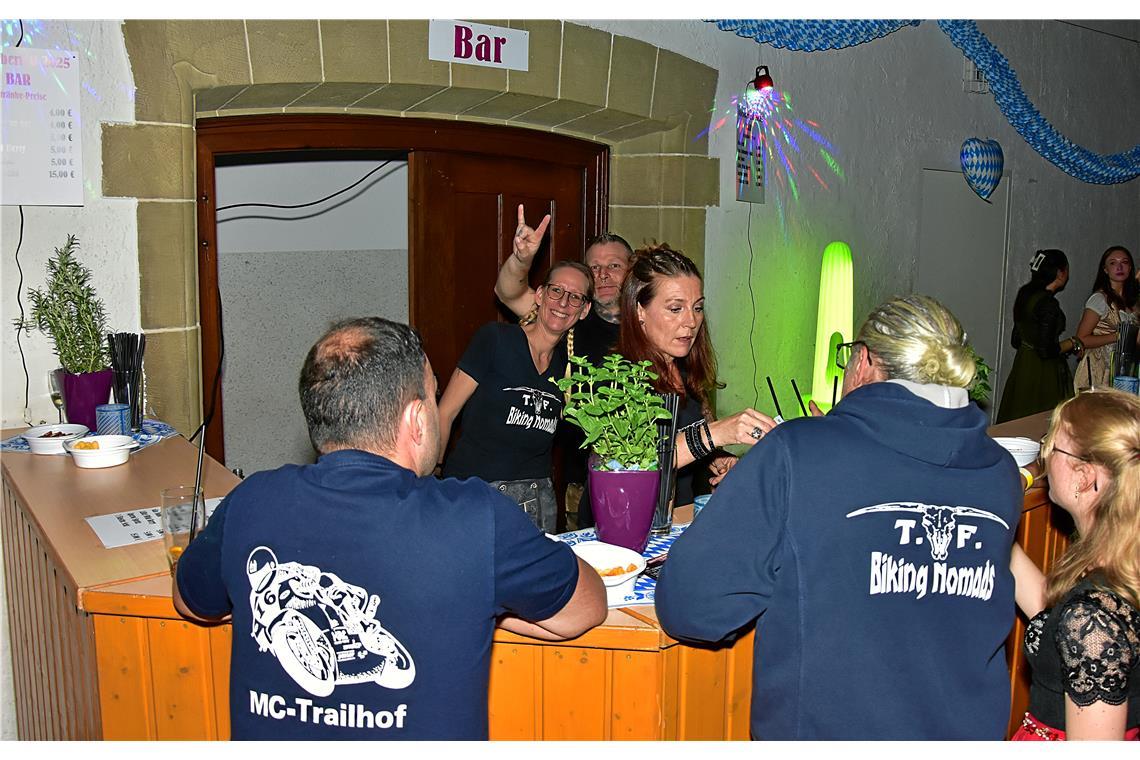 An der Bar schenken die ehrenamtlichen Vereinsmitglieder Spirituosen an die Gäst...