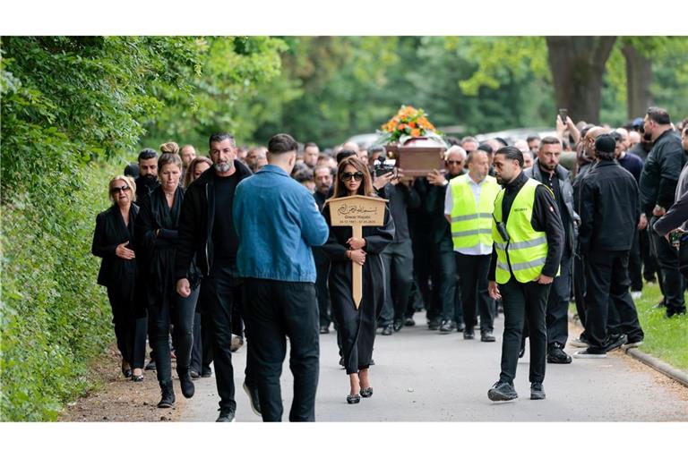 An der Beerdigung nahmen knapp 1.000 Menschen teil.