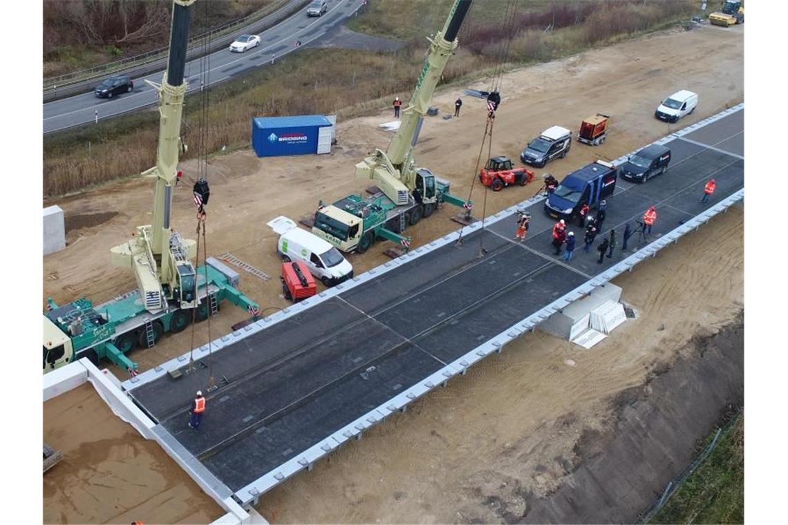 An der Behelfsbrücke für die abgesackte Autobahn A20 wird das letzte Bauteil östlich der Trebeltalbrücke verlegt. Foto: Stefan Sauer
