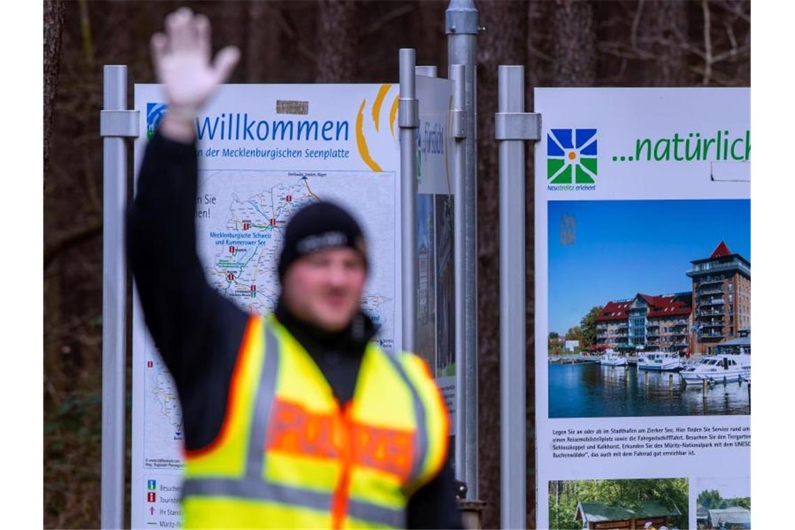 An der Bundesstraße B96 kontrollieren Polizisten Fahrzeuge die nicht in Mecklenburg-Vorpommern zugelassen sind. Foto: Jens Büttner/dpa-Zentralbild/dpa