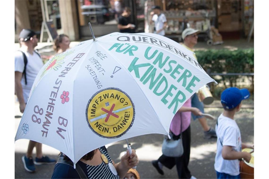 „Querdenken“-Demo in Stuttgart - Ex-Fußballer Berthold dabei An der Demonstration nehmen unter anderem Impfgegner teil. Foto: Sebastian Gollnow/dpa