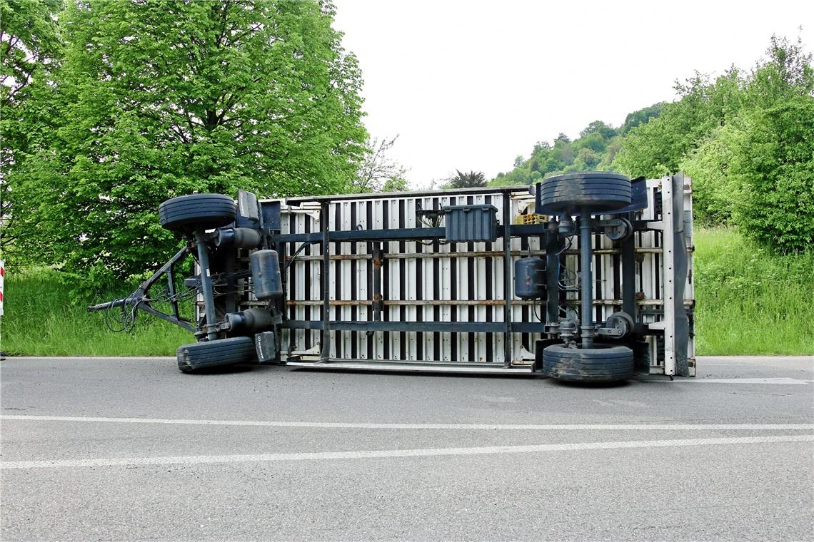 Anhänger eines Lasters kippt um