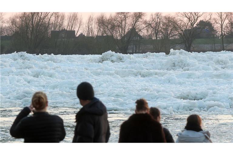 An der Elbe bei Hamburg türmten sich die Eisberge meterhoch.