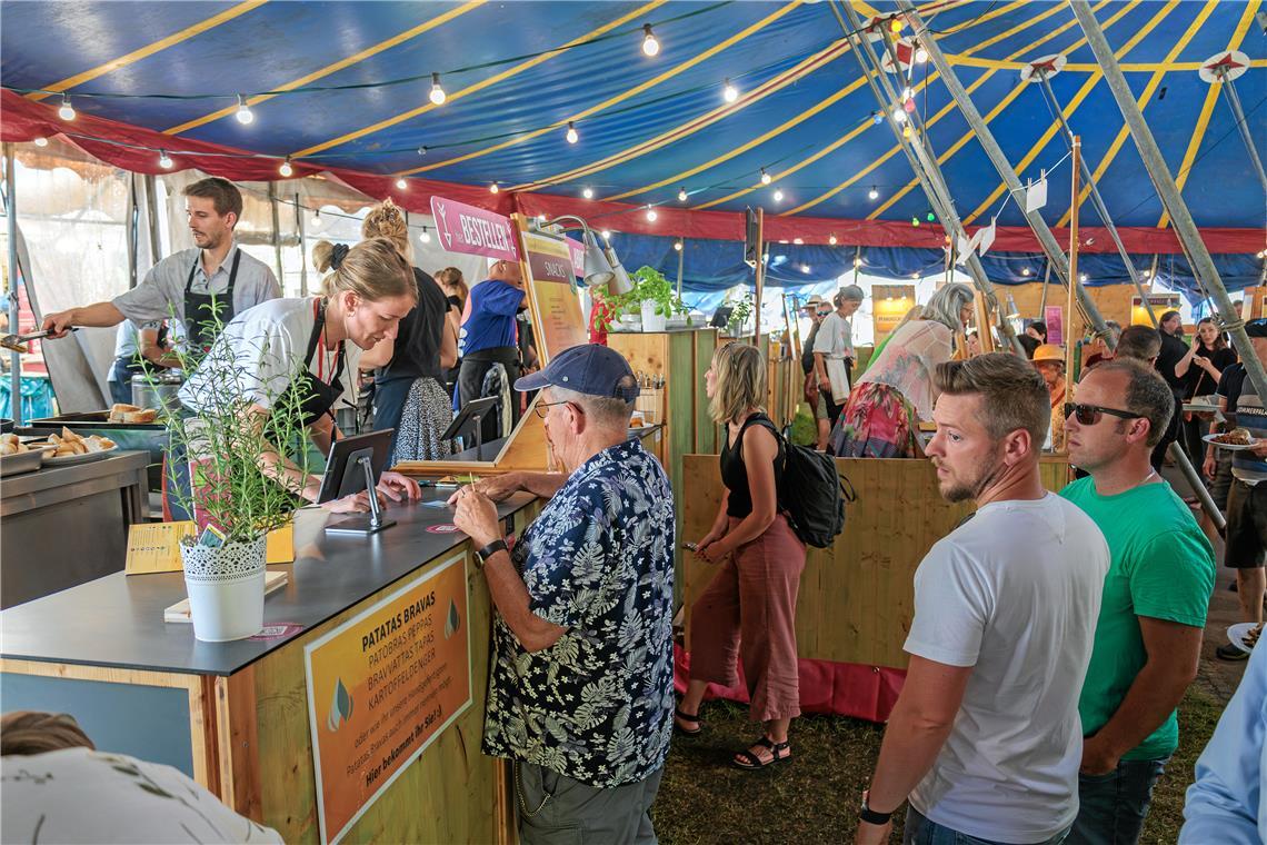 Der Murrhardter Sommerpalast: ein Festival für alle Sinne An der Essenstheke werden besonders häufig die Patatas Bravas bestellt. Fotos: Stefan Bossow