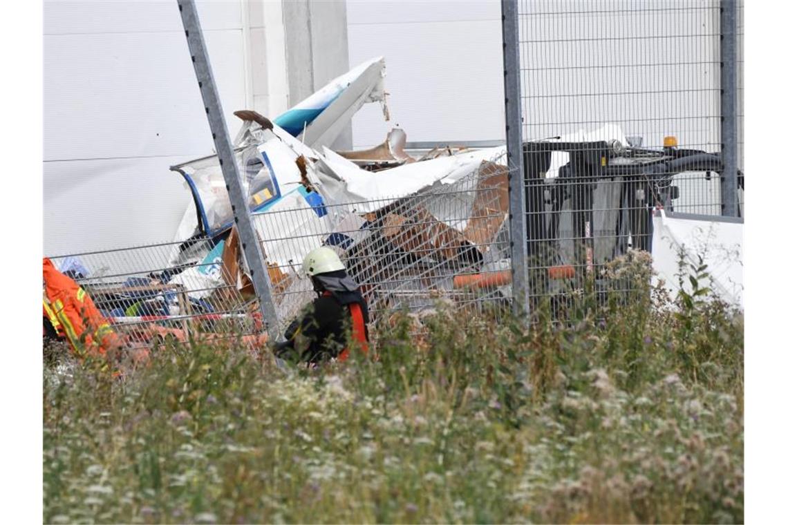 Bald Obduktion von Opfern des Bruchsaler Flugzeugabsturzes An der Fassade eines Bauhaus Baumarktes liegen die Trümmer eines Kleinflugzeugs das dort abgestürzt ist. Foto: Uli Deck