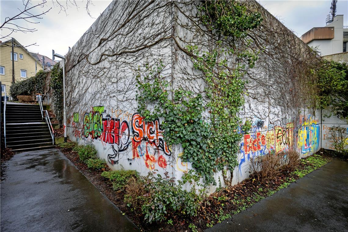 Backnangs hässliche Ecken An der Felicitas-Zeller-Staffel messen sich offenbar die lokalen Graffitisprayer.