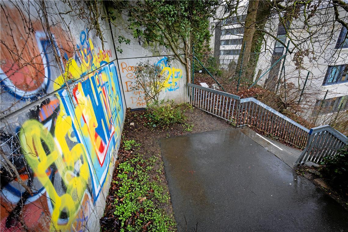 Vernachlässigte Ecken und Winkel in Backnang An der Felicitas-Zeller-Staffel toben sich gerne Graffitisprayer aus. Foto: Alexander Becher