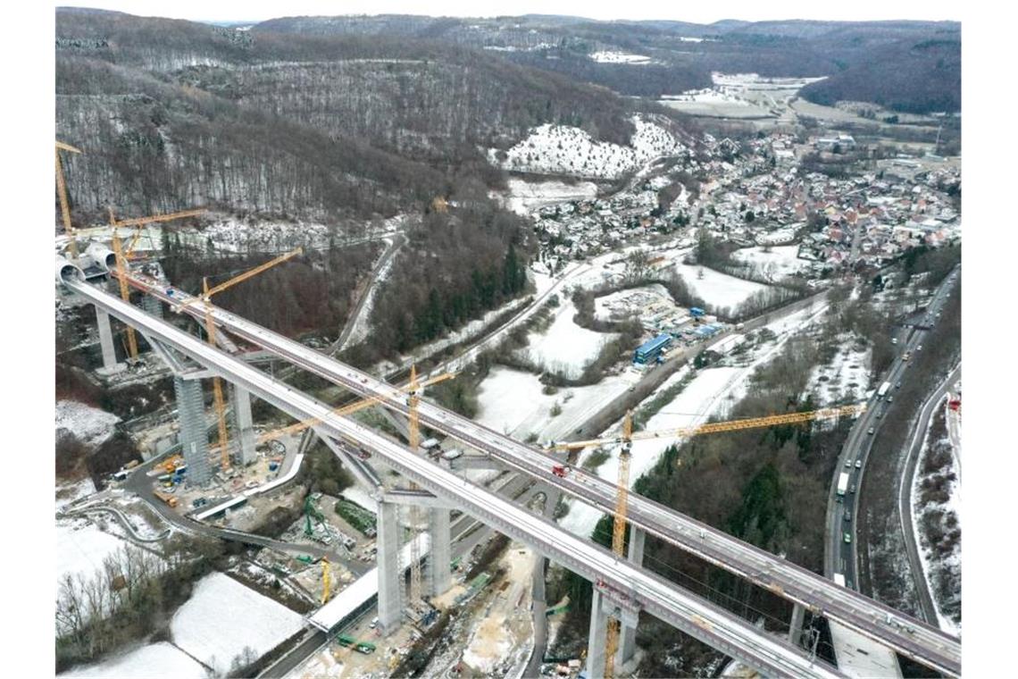 Neubaustrecke Wendlingen-Ulm der Bahn nun mit Strom versorgt An der Filstalbrücke bei Mühlhausen im Täle wird gebaut. Foto: Felix Kästle/dpa/Archivbild