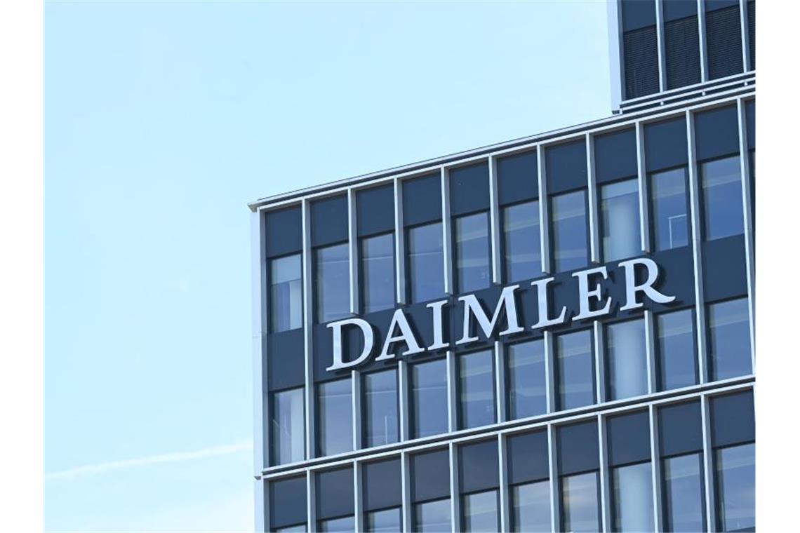 Daimler prüft Verkauf von Niederlassungen in Europa An der Firmenzentrale des Automobilherstellers Daimler ist das Firmenlogo angebracht. Foto: Bernd Weißbrod/dpa/Archivbild