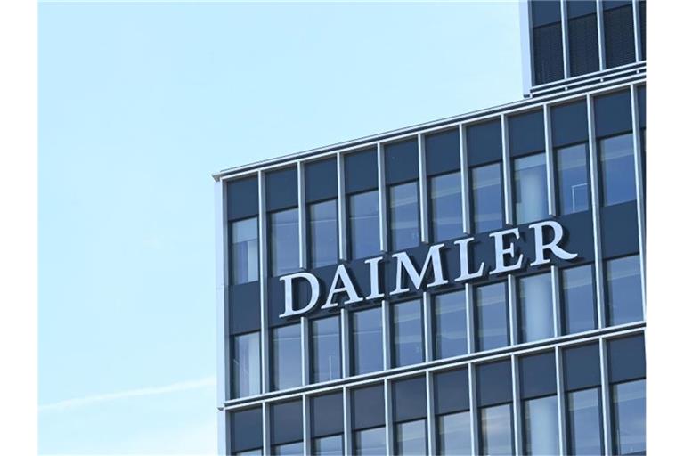 An der Firmenzentrale des Automobilherstellers Daimler ist das Firmenlogo angebracht. Foto: Bernd Weißbrod/dpa/Archivbild