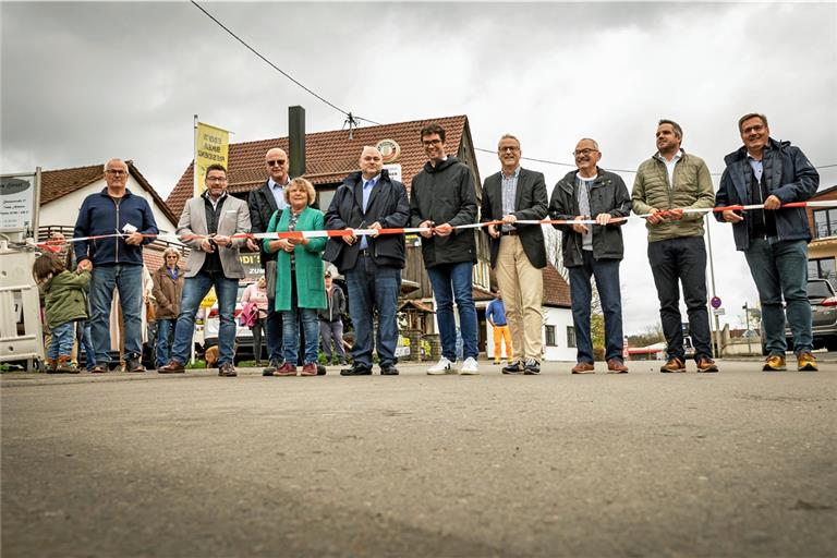An der Freigabe beteiligt waren Kommunalpolitiker und Verwaltungsangestellte sowie Vertreter des Regierungspräsidiums, Landratsamts und der ausführenden Firmen. Foto: Alexander Becher