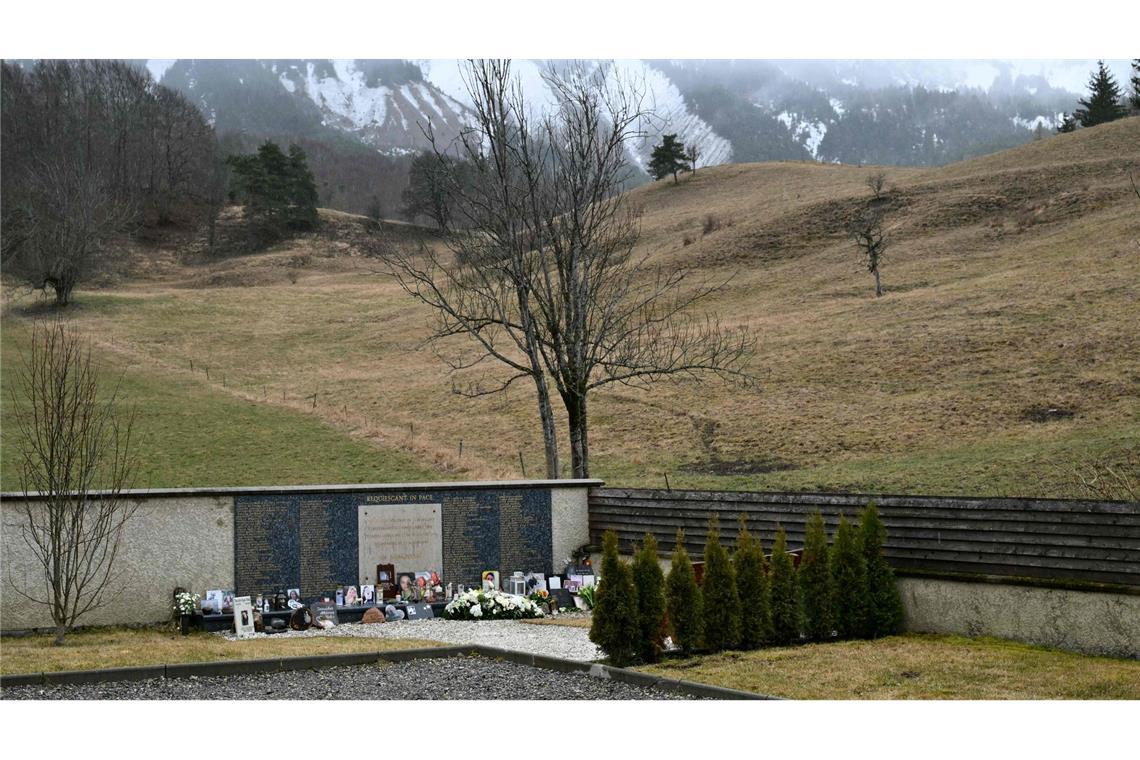 "Liebe siegt über den Tod" - Gedenken an Germanwings-Absturz An der Gedenkstätte in Le Vernet vor den schneebedeckten Alpen sind viele nahe Angehörige der Absturzopfer zusammengekommen.