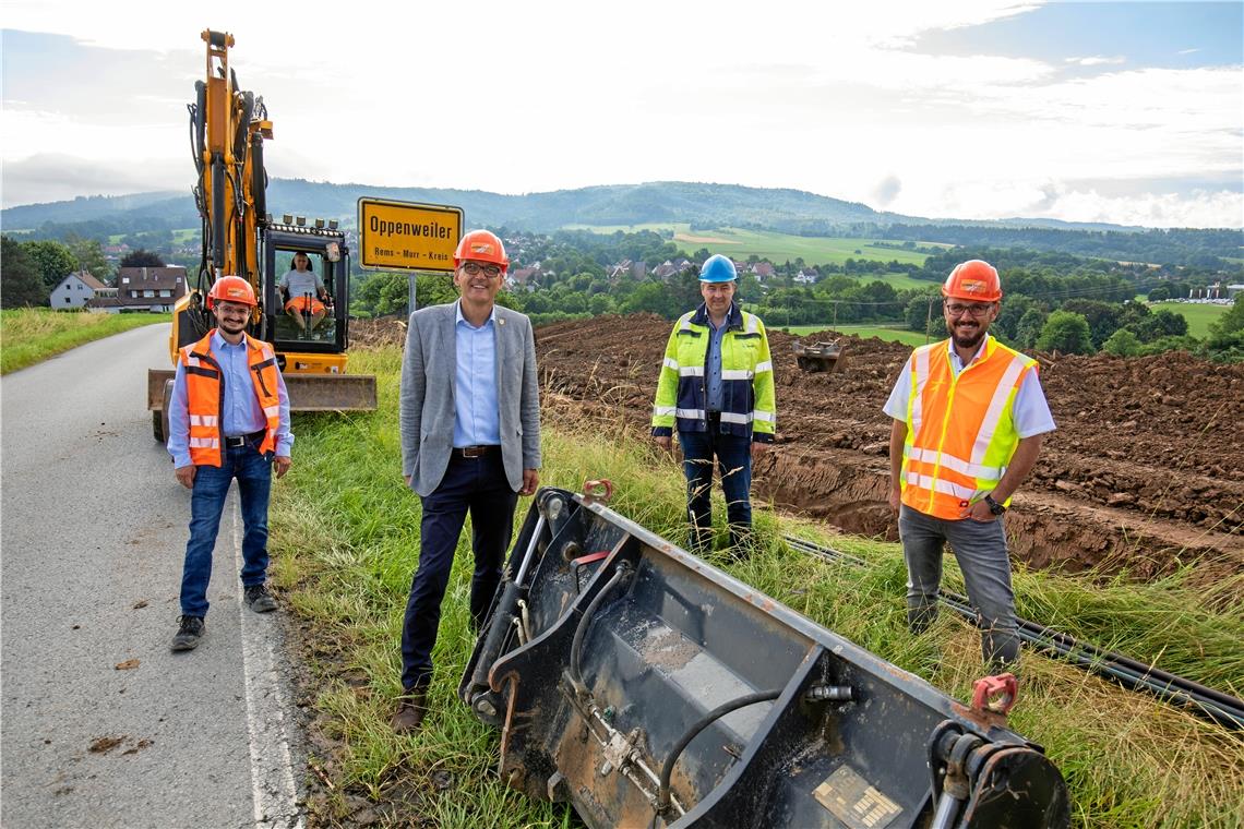 An der Gemarkungsgrenze zwischen Backnang und Oppenweiler sind die Bauarbeiten bereits im Gange, worüber sich Julian Kienzle vom Ingenieurbüro Riker und Rebmann, Bernhard Bühler, Jörg Schröder und Markus Eichele vom Bauunternehmen Eichele (von links) sehr freuen. Foto: A. Becher