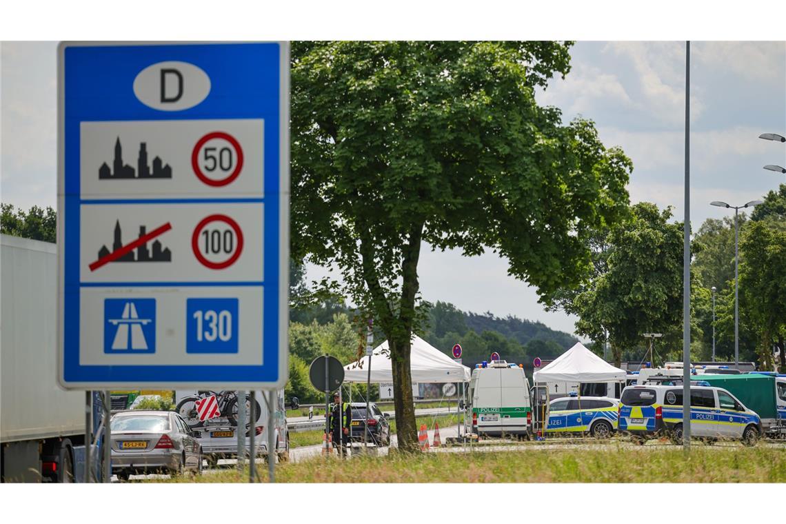 Nach Urteil zu Grenzkontrollen – Polizisten fürchten rechtliche Verfolgung An der Grenze zu den Niederlanden auf der A3 in Emmerich kontrolliert die Bundespolizei den Einreiseverkehr.