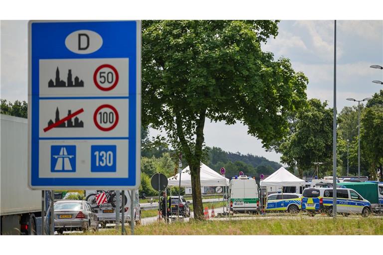 An der Grenze zu den Niederlanden auf der A3 in Emmerich kontrolliert die Bundespolizei den Einreiseverkehr.