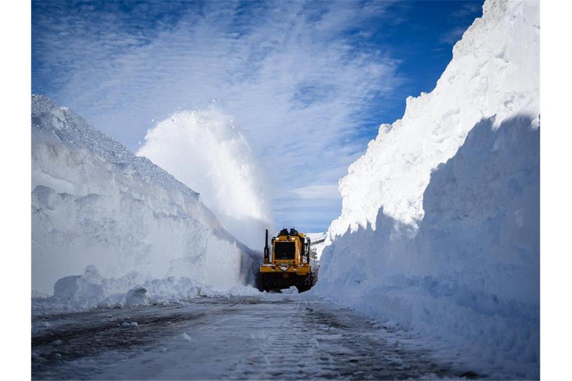 An der Grenze zwischen Chile und Argentinien musste Schnee geräumt werden. Foto: Marcos Maldonado/Agencia Uno/dpa