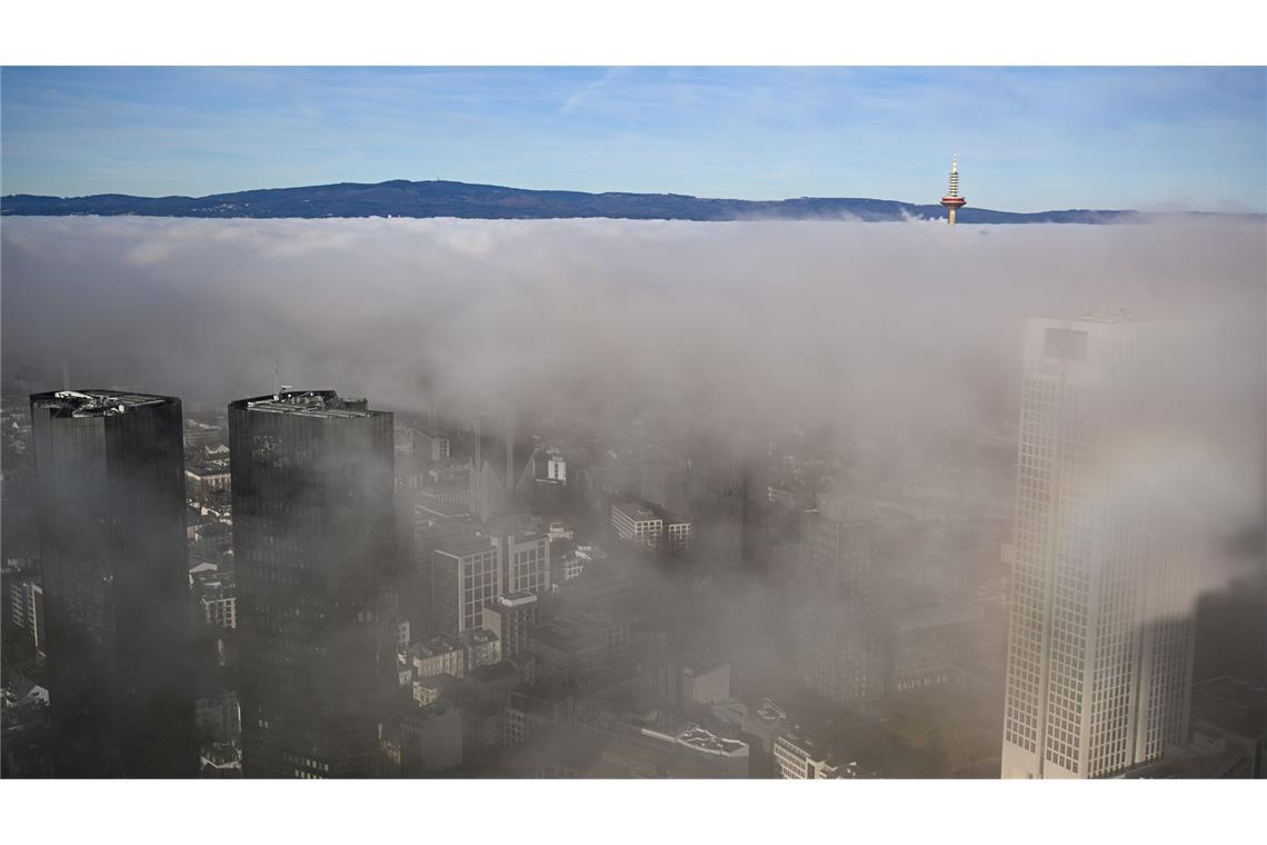Volle Warentische - Silvestergeschäft angelaufen An der Grenze zwischen kalter und warmer Schicht bildet sich bei sogenanntem Inversionswetter Hochnebel, wie hier in Frankfurt am Main.