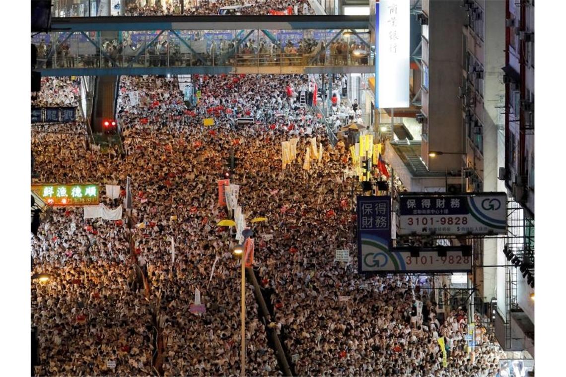 An der großen Demonstration gegen das umstrittene Auslieferungsgesetz in Hongkong haben nach Angaben der Organisatoren rund eine Million Menschen teilgenommen. Foto: Kin Cheung/AP