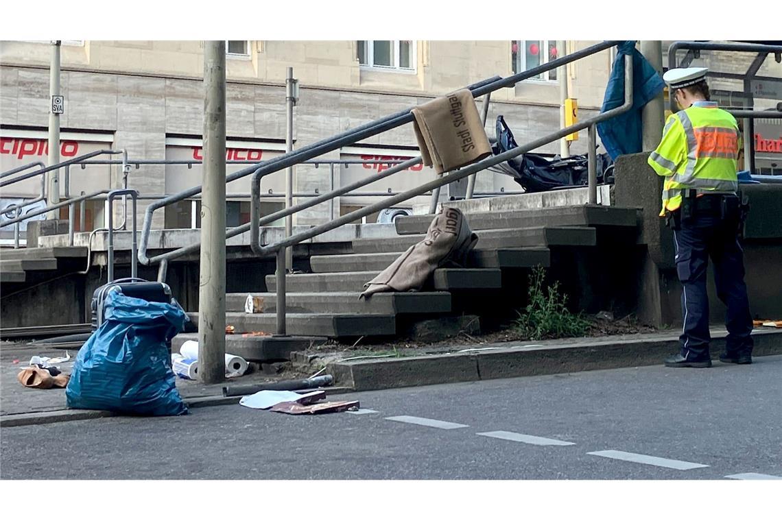 Schock an der Haltestelle - Auto fährt in Stuttgart in Menge