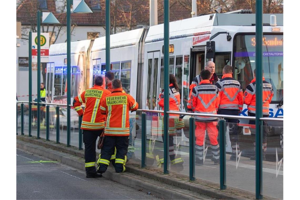 An der Haltestelle Siegfriedstraße in Braunschweig ist ein Kind von einer Straßenbahn erfasst und tödlich verletzt worden. Foto: Julian Stratenschulte/dpa