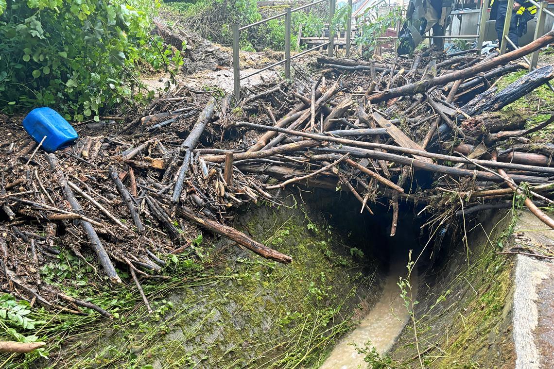 Kirchberg arbeitet Unwetter auf: Viel Verbesserung nicht möglich An der Hecklesklinge beginnen bereits die Aufräumarbeiten. Fotos: Feuerwehr Kirchberg