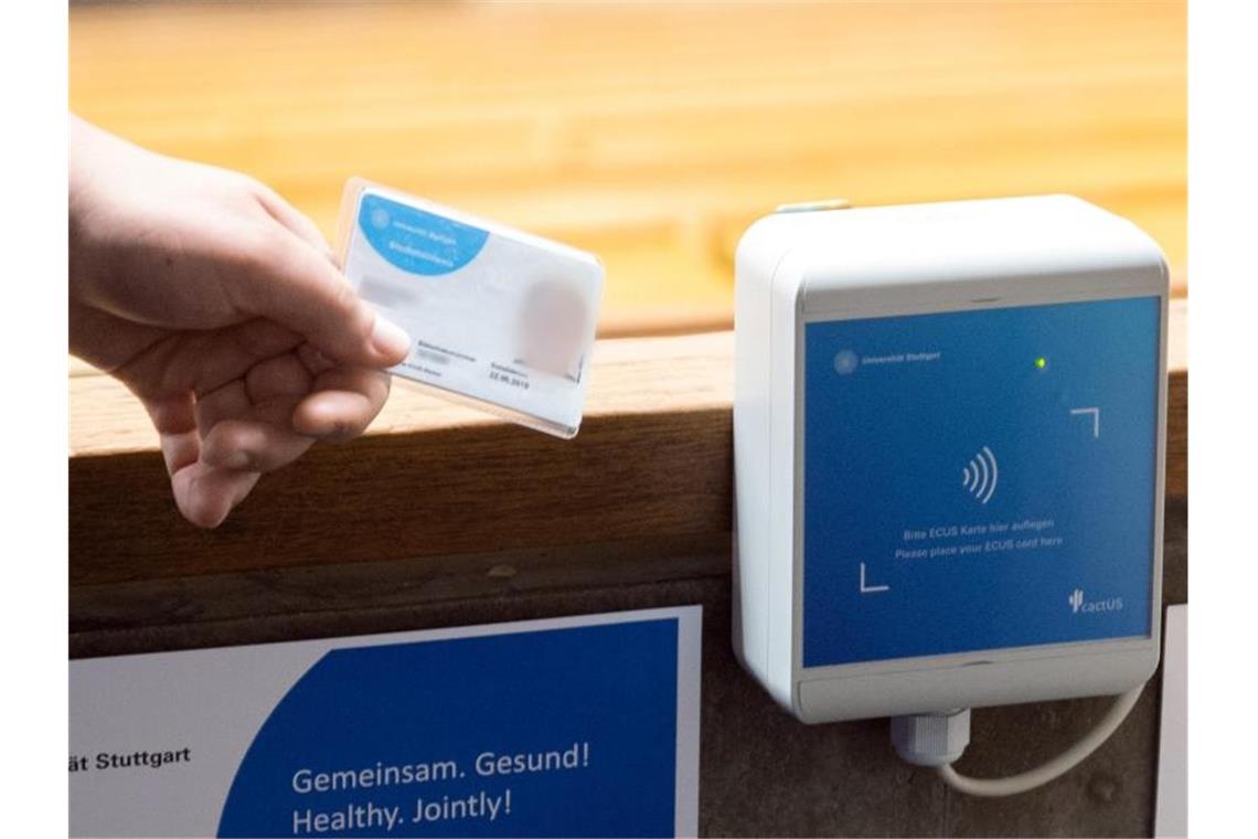 Corona-Inzidenz steigt - in manchen Bundesländern deutlich An der Hochschule beginnt der Vorlesungsbetrieb in Präsenz. Währenddessen steigt die Inzidenz in Deutschland wieder an. Foto: Bernd Weißbrod/dpa