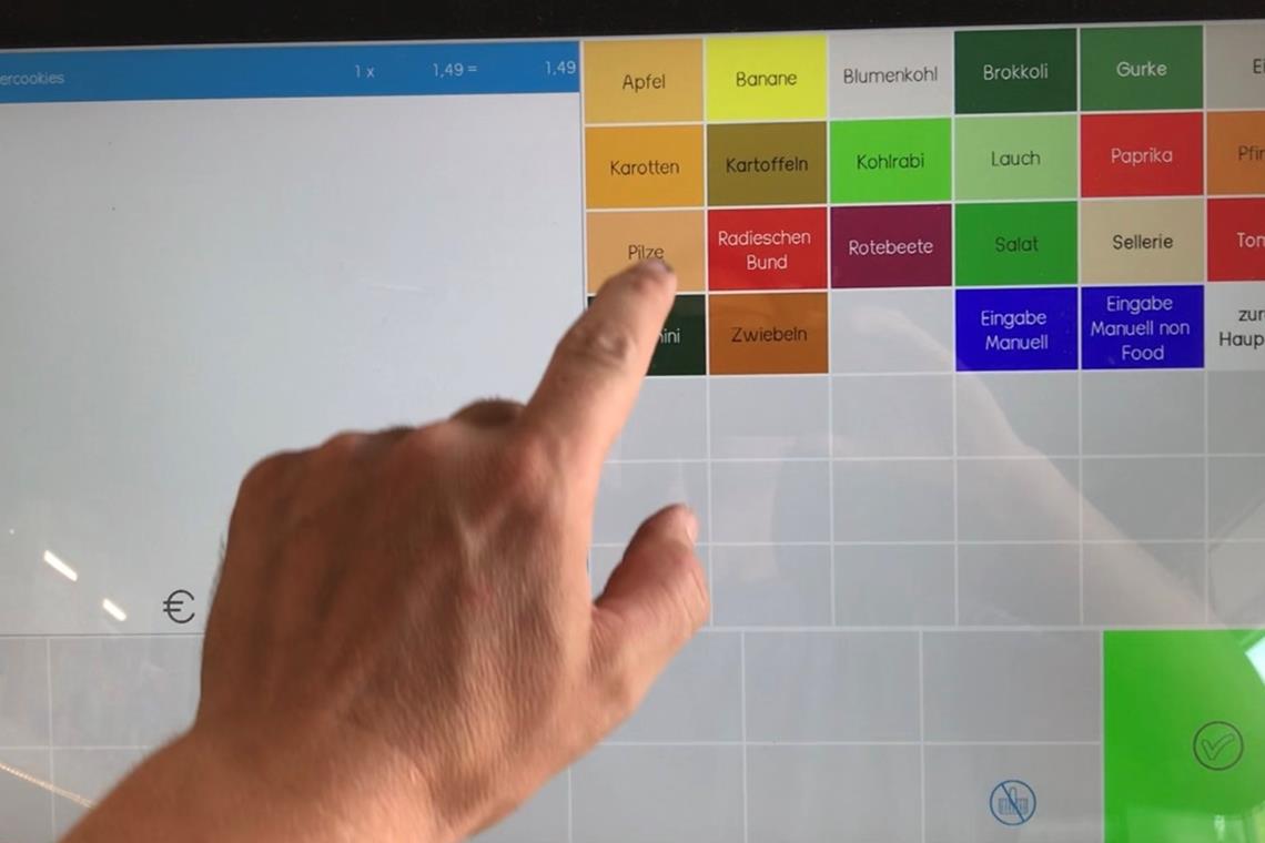 An der Kasse scannen Kunden selbstständig die Produkte ein oder wählen sie auf einem Display aus. Foto: Tante-M Chrisma