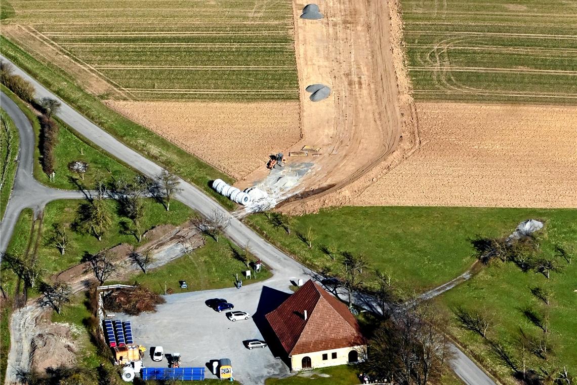 Wasserleitung wächst Stück für Stück An der Kelter in Kleinaspach ist erst Halbzeit. Die Leitung führt weiter bis Einöd. Foto: W. Kuhnle