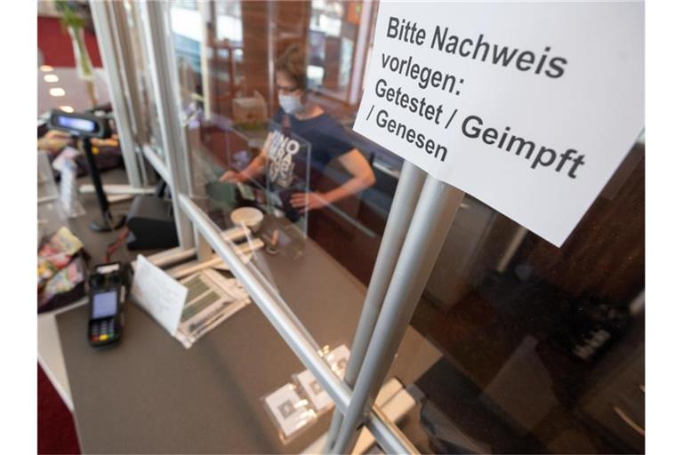 An der Kinokasse: „Bitte Nachweis vorlegen: Getestet, Geimpft, Genesen“. Foto: Julian Stratenschulte/dpa